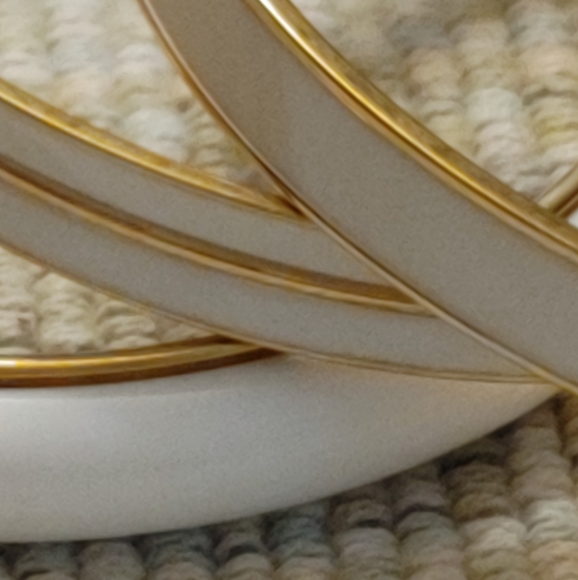 Vintage Set of Monet White & Gold Bangles - Picture 10 of 13